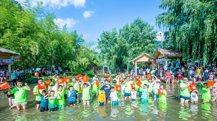 重渡沟风景区：亲子摸鱼大赛